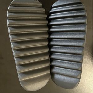 Yeezy slide onyx size 12